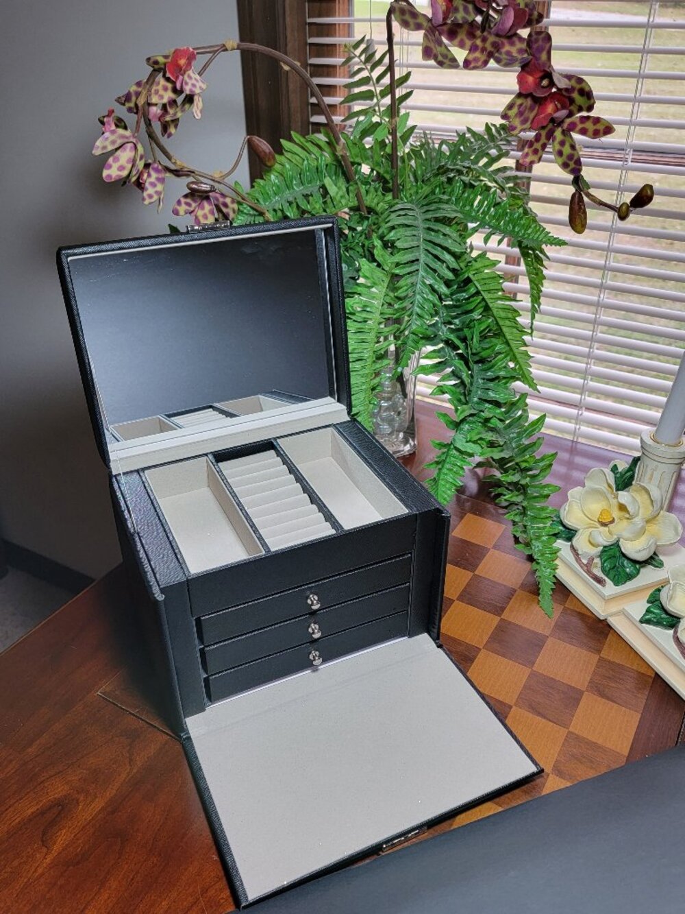 Hives and Honey Locking Portable Jewelry Box NWOT